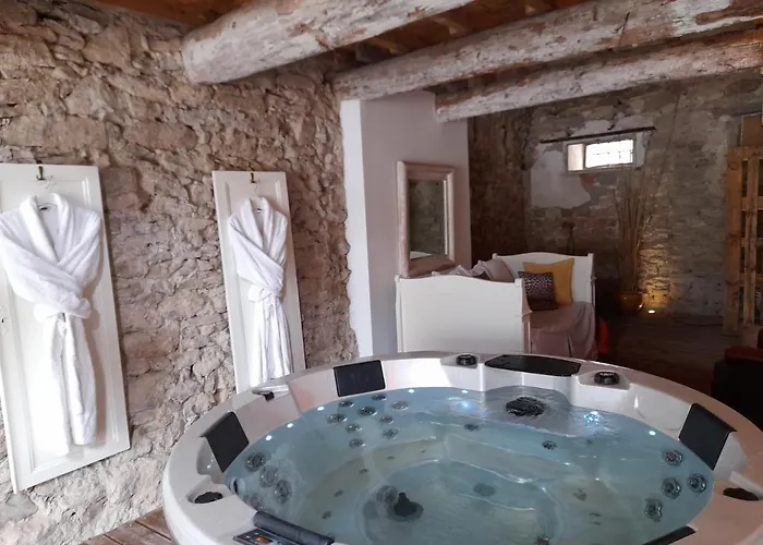 صورة Le Gite De Sainte Valiere Piscine,Spa Et Climatisation