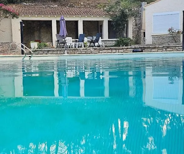 Hotel Le Robinson Beaucaire  photo