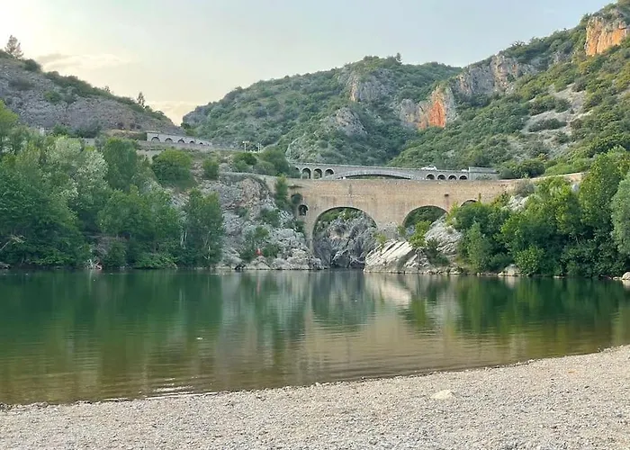 foto di La Remise-Gite De Charme 7 Personnes Avec Jacuzzi Saint-André-de-Sangonis