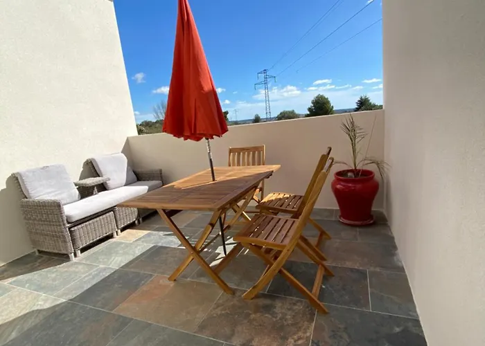Photo de T2 Dans Villa Avec Piscine 20 Mn Des Plages Tourbes