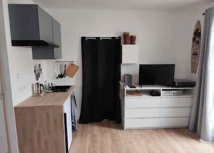 Charmant Studio Independant En Rdc Chez Cyril Et Steph Millas 사진