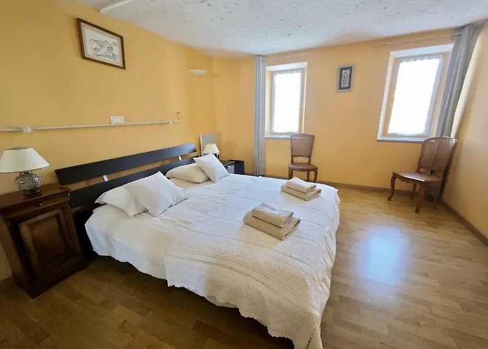 fotos do Charmante Maison De Village 8 Personnes Avec Parking Gratuit Tourreilles