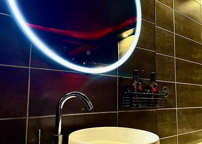 Redroomx Loveroom Llupia fotoğrafı