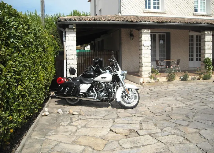 Hotel Ecusson Saint-Hilaire-de-Brethmas photo