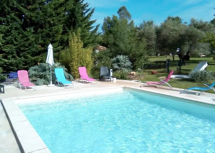 Photo de Holiday Home Les Fées du Gard - RON100-1 Rousson 