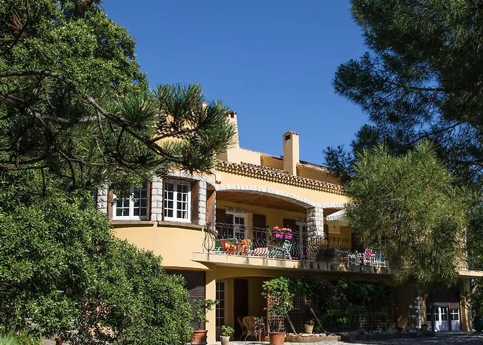 Lou Roucas Hotel Aramon photo